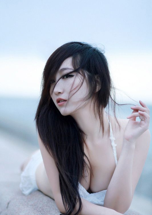 傅颖白色比基尼诱人写照