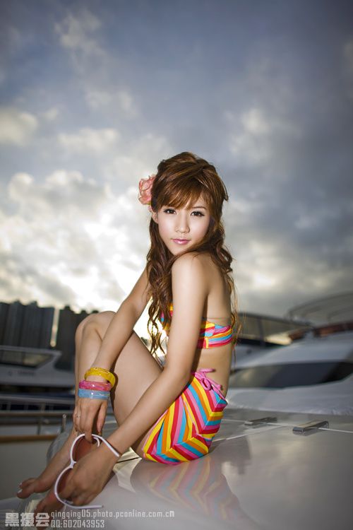 比基尼美女游艇性感写真