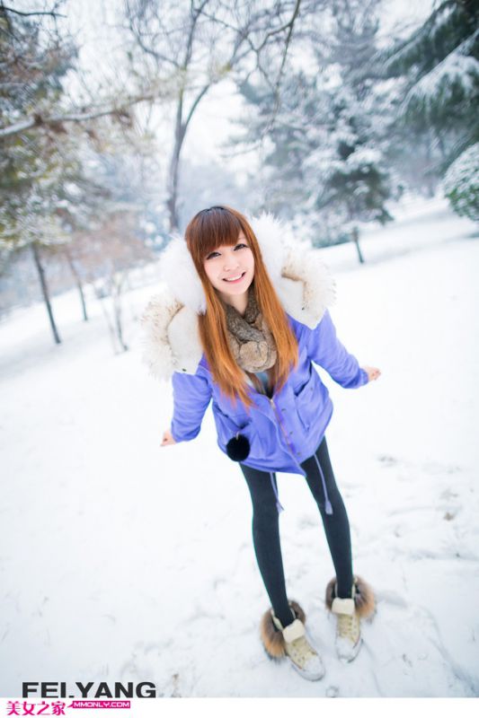 清纯迷人美女雪地纯情写真