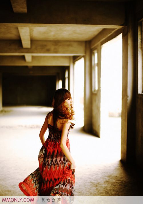 甜美长裙美女户外高清写真