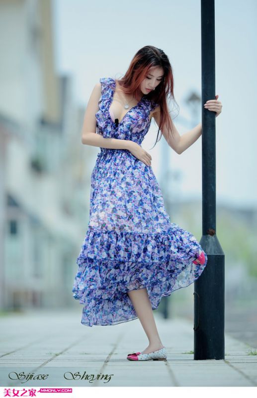 长裙美女清新迷人户外写真
