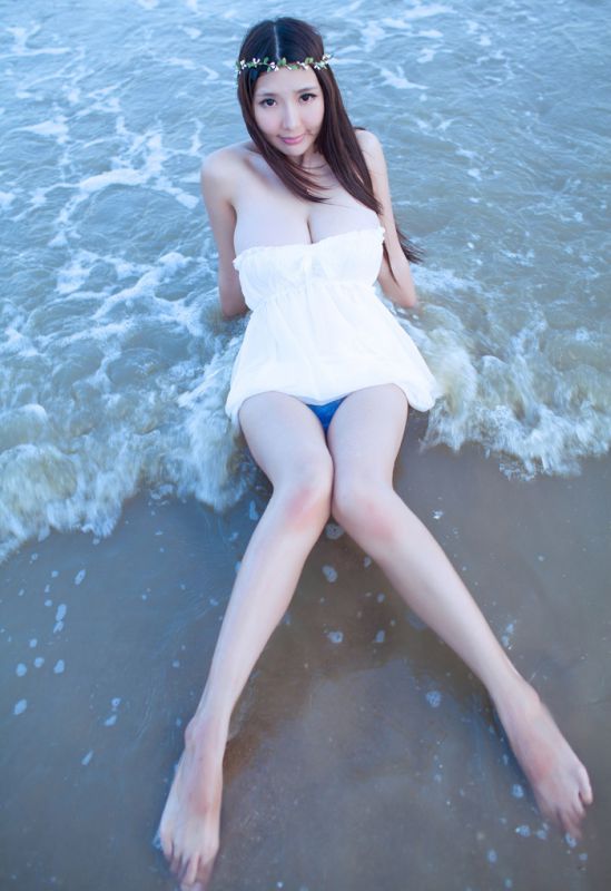 花环美女海边秀巨乳诱人写真
