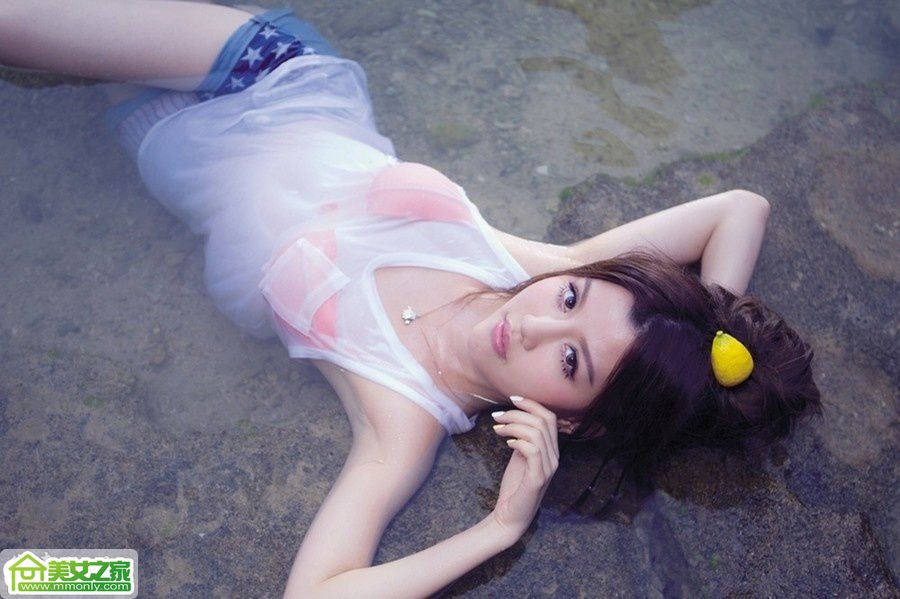 可爱美女By2私房迷人写真