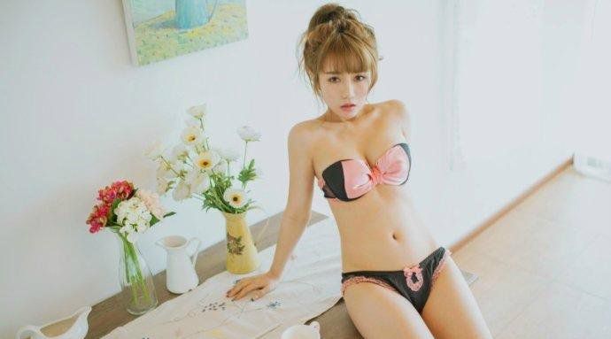 忧郁萌妹子性感内衣私房照