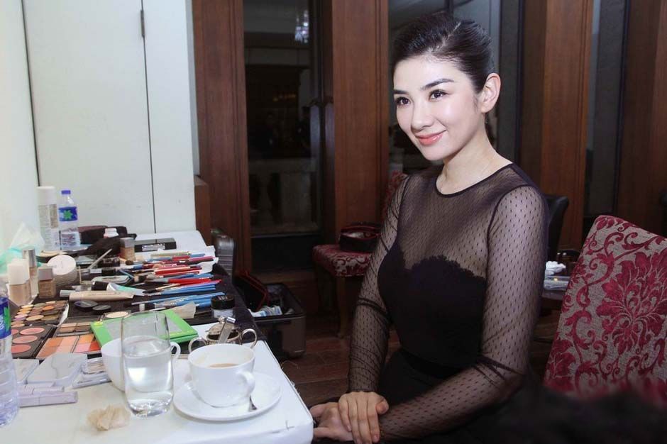 优雅蕾丝长裙女星黄奕高清活动照
