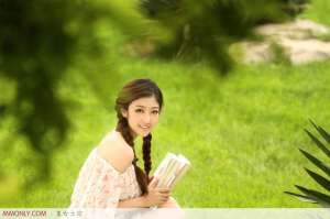 可爱美女肖紫柔户外唯美写真