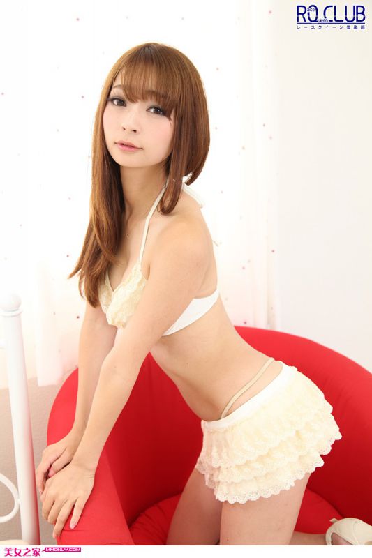 安藤麻F穿着白色内衣大秀美臀