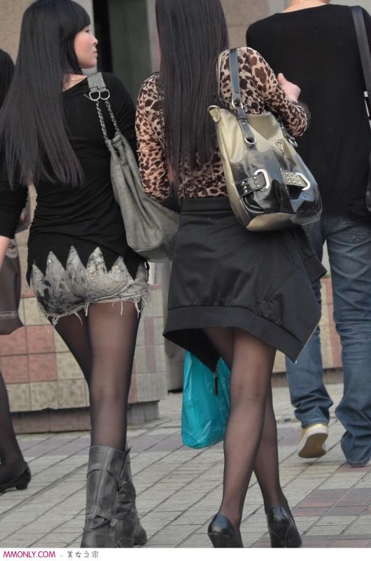 黑丝美女街头性感写真