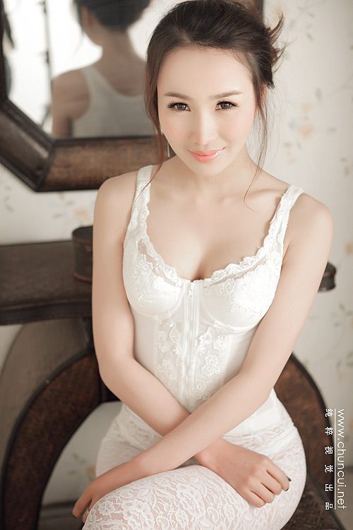 模特私房秀翘臀上演白色诱惑写真