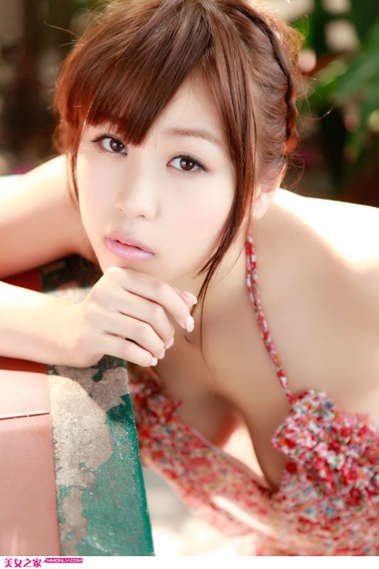 爆乳美女诱人翘臀写真