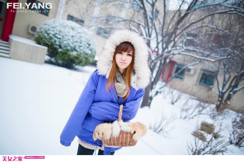 清纯迷人美女雪地纯情写真