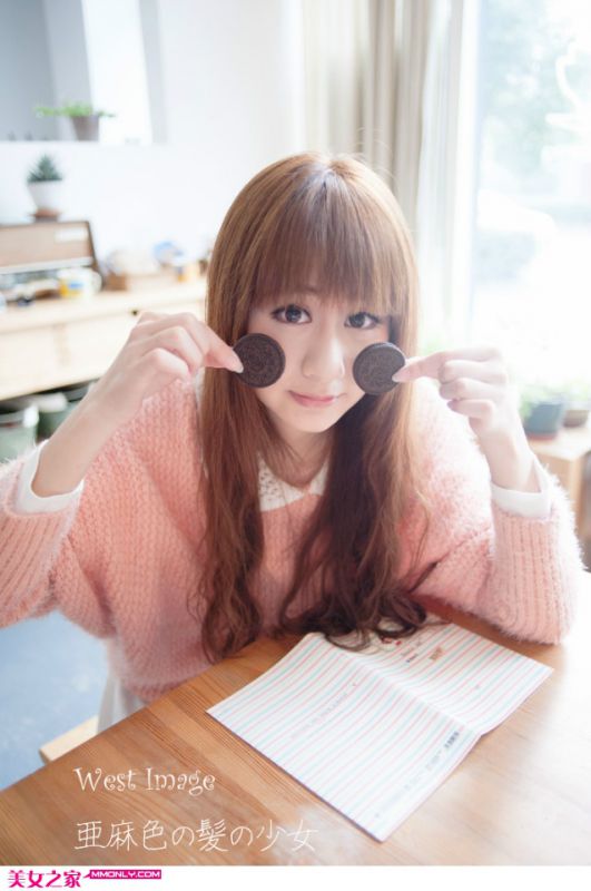 活泼清纯美少女午后迷人写真