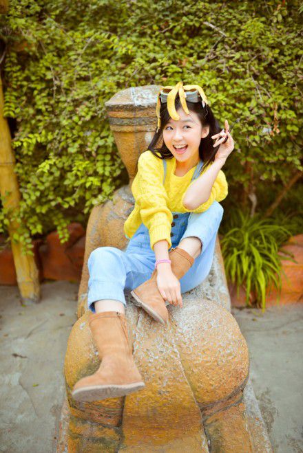 可爱美眉户外迷人写照