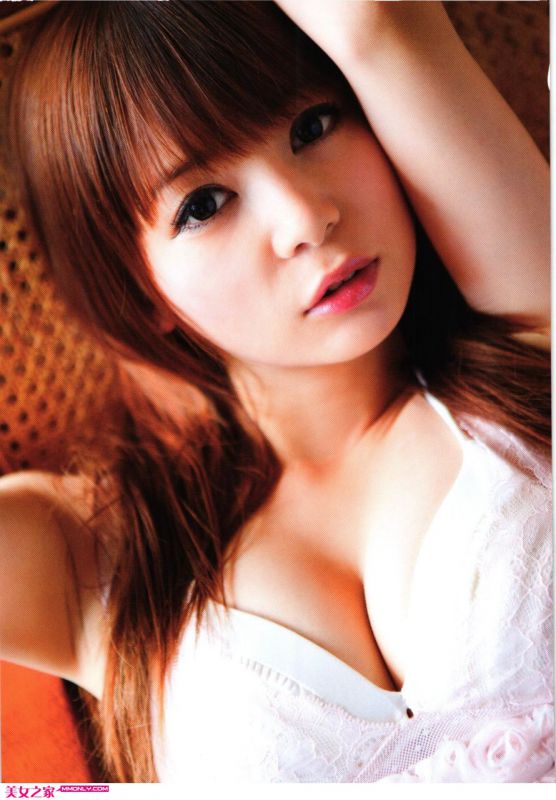 中川翔子妖娆裙装秀美臀