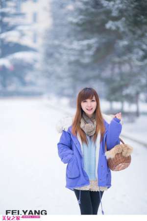 清纯迷人美女雪地纯情写真