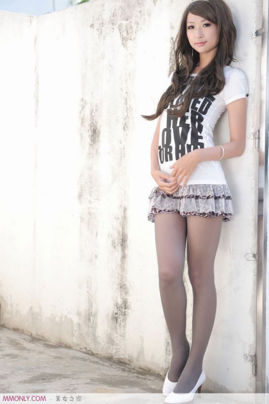 可爱美女校花街头迷人写真