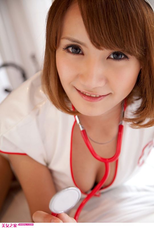 护士装翘臀美女诱惑写真