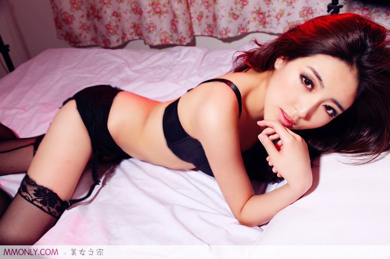 妩媚黑丝内衣美女私房床上诱人写真
