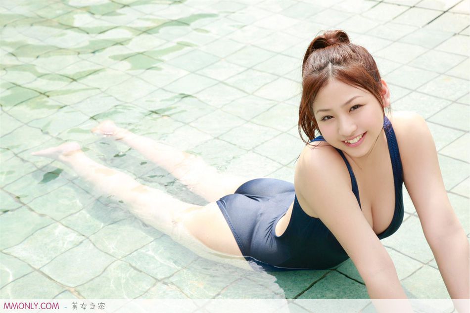 日本性感泳装美女泳池湿身诱惑写真