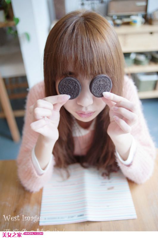 活泼清纯美少女午后迷人写真