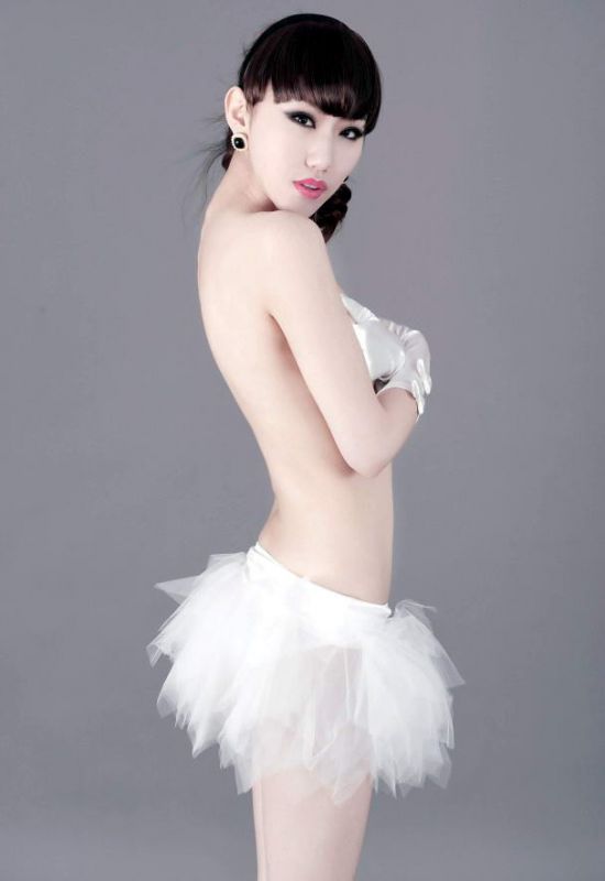 黑丝美女私房秀翘臀迷人写真