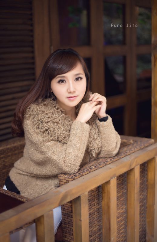 清纯素颜美女室内迷人写真