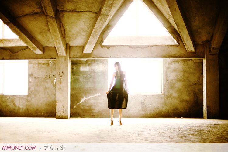 甜美长裙美女户外高清写真
