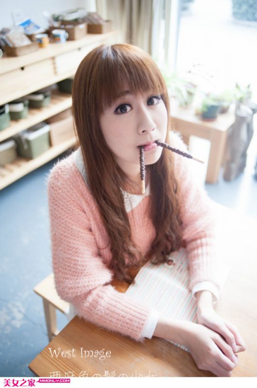 活泼清纯美少女午后迷人写真