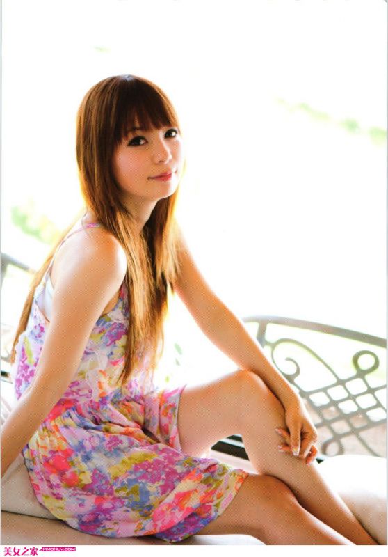 中川翔子妖娆裙装秀美臀