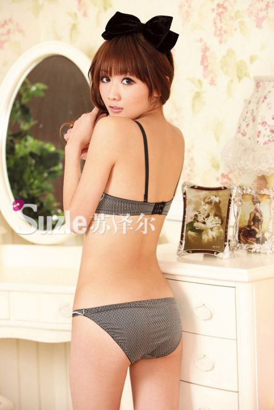 美女妩媚内衣翘臀私房写真