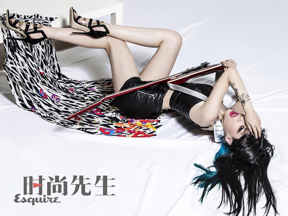 吴莫愁紧身包臀短裙秀美臀诱惑