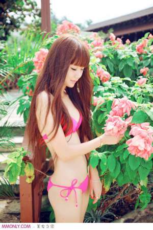 夏日性感内衣美女户外迷人写真