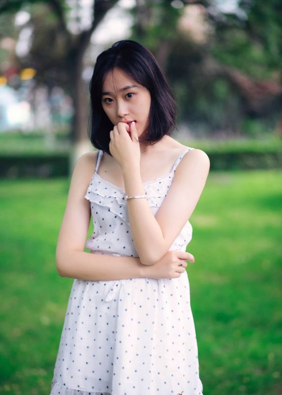 清纯短发美女户外写真拍摄