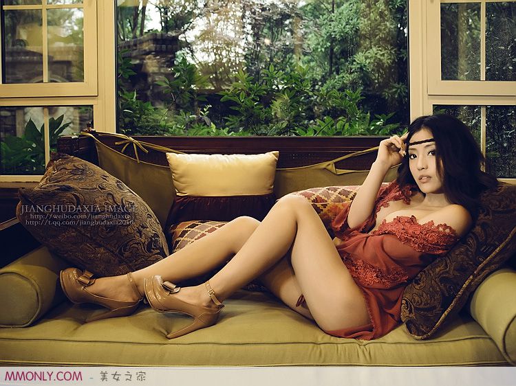 性感内衣丝袜模特浴室湿身照