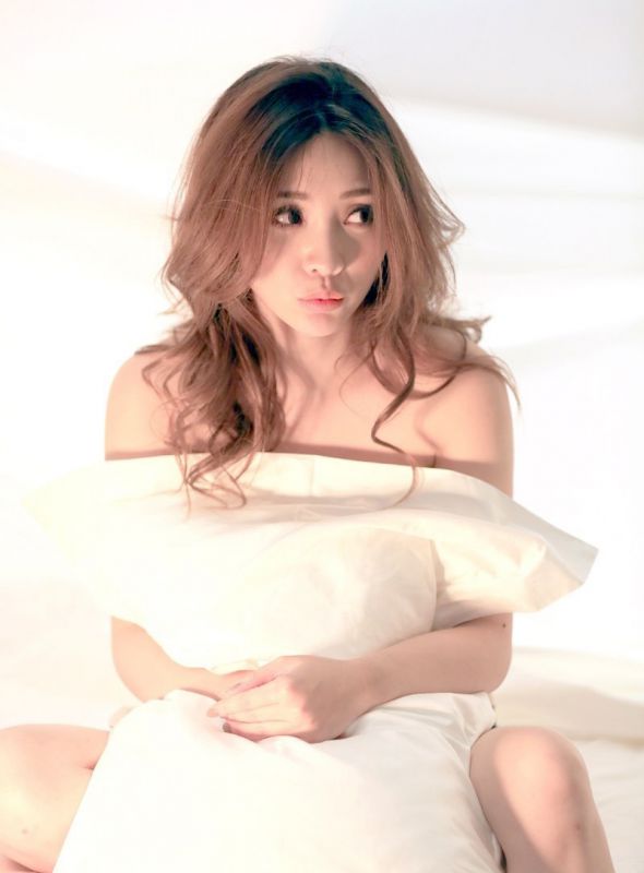 柳岩大秀酥胸美臀眼神魅惑