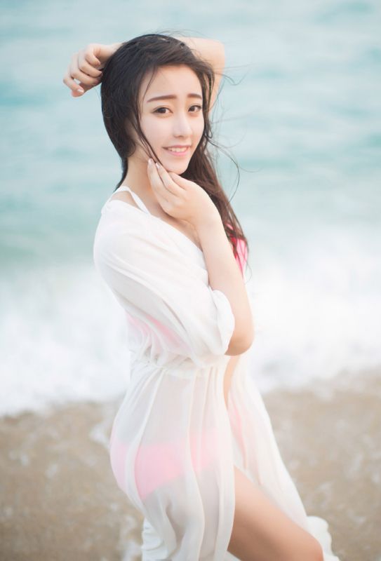 朵比性感比基尼海边诱人写真