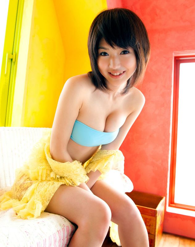 丰满美女秀翘臀私房写真