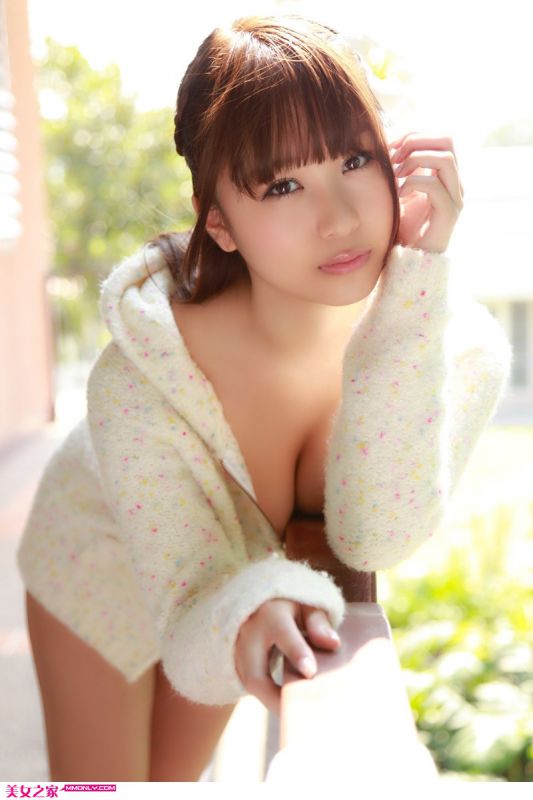 爆乳美女诱人翘臀写真