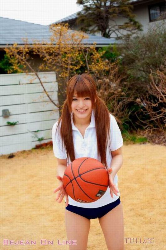 日本可爱美女户外高清写真