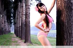 粉色内衣性感美女户外诱人写真