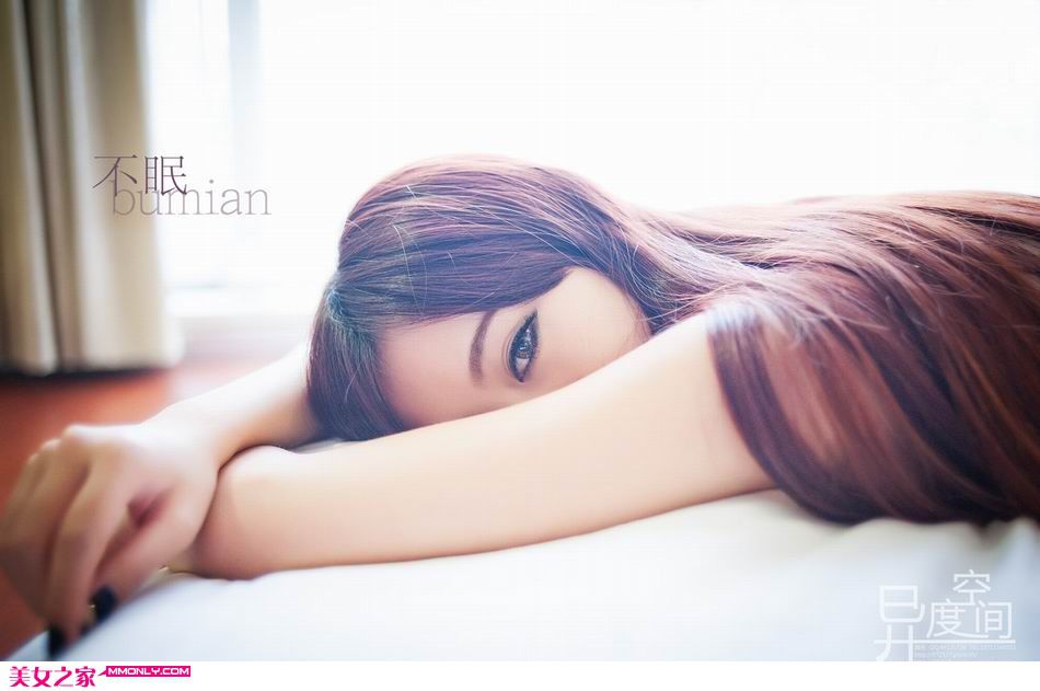 性感白色蕾丝短裙美女私房床上诱人写真