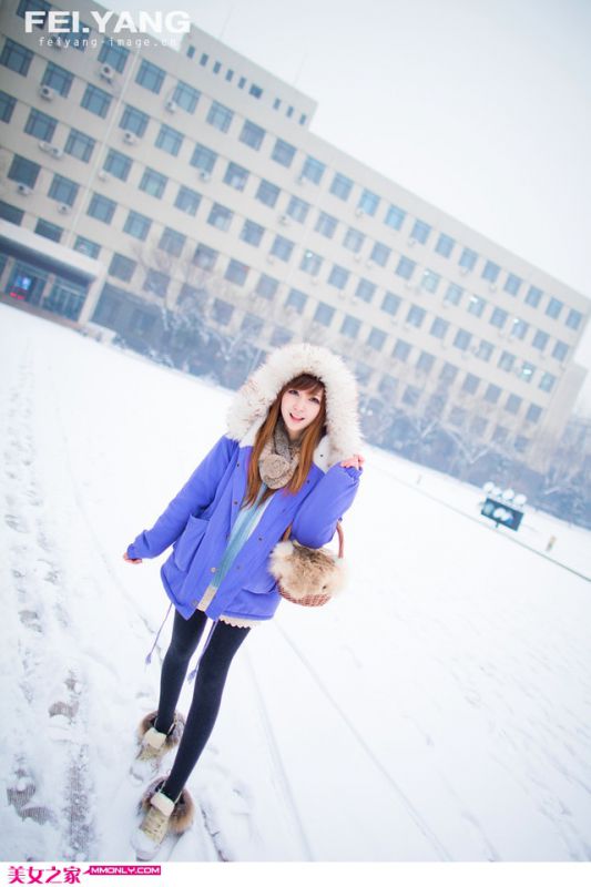 清纯迷人美女雪地纯情写真