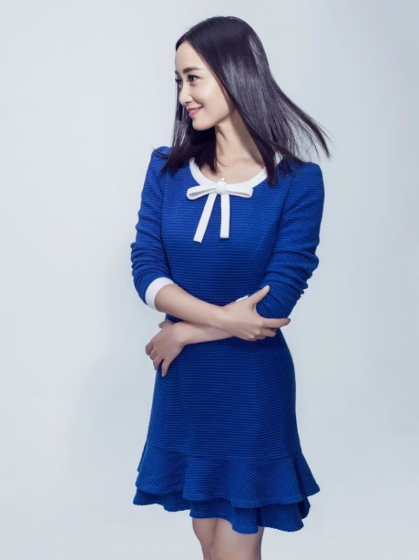 赵子琪妩媚短裙迷人写真照