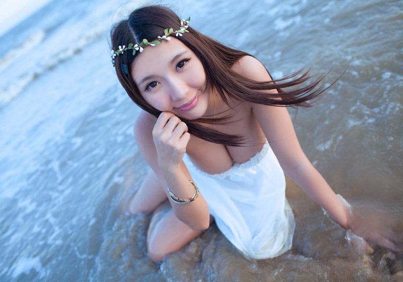 花环美女海边秀巨乳诱人写真