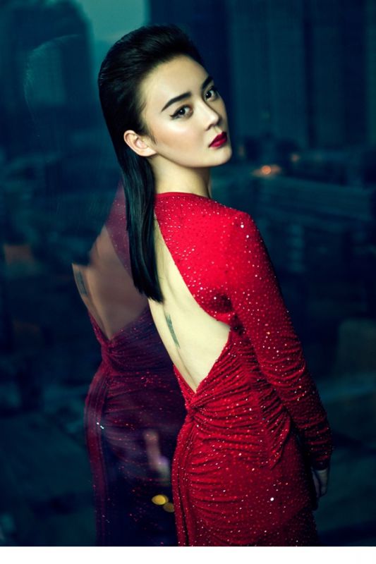 袁姗姗妖娆紧身红裙秀美臀美背