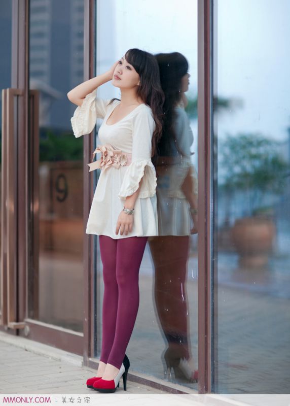 性感短裙美女街头卖萌高清写真