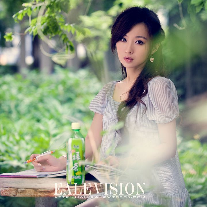 校园萌妹子甜美迷人写真