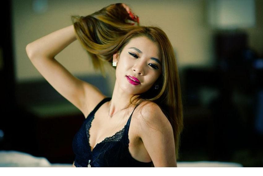 性感红唇美女私房内衣高清写真