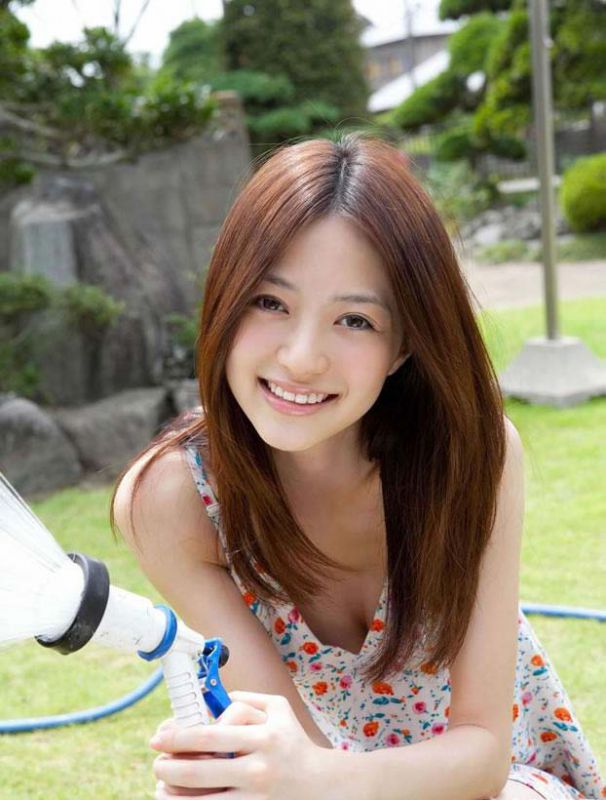 逢泽莉娜清新碎花裙迷人写真