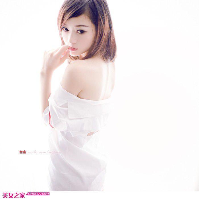 迷人美女秀美臀爆乳演绎制服诱惑